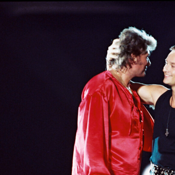 Johnny Hallyday et son fils David lors du concert au Parc des Princes pour ses 50 ans, en 1993.