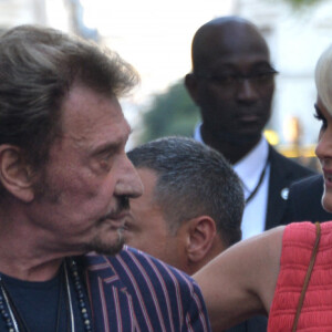 Johnny Hallyday et sa femme Laeticia Hallyday arrivent au défilé Saint Laurent Homme collection Printemps-Eté 2016 au Carreau du Temple lors de la Fashion Week à Paris, le 28 juin 2015.