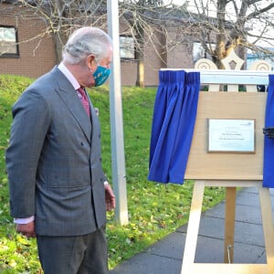 Le prince Charles, prince de Galles, et Camilla Parker Bowles, duchesse de Cornouailles, sont en visite au centre de vaccination du Gloucestershire le 17 décembre 2020.