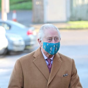 Le prince Charles, prince de Galles, et Camilla Parker Bowles, duchesse de Cornouailles, sont en visite au centre de vaccination du Gloucestershire le 17 décembre 2020.