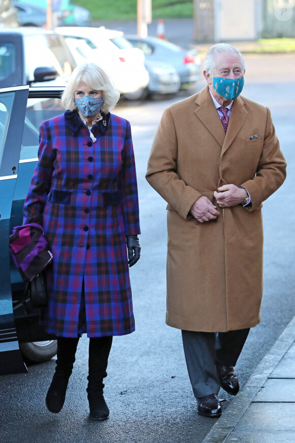 Le prince Charles, prince de Galles, et Camilla Parker Bowles, duchesse de Cornouailles, sont en visite au centre de vaccination du Gloucestershire le 17 décembre 2020.