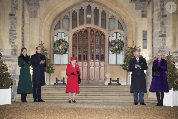 Catherine Kate Middleton, duchesse de Cambridge, le prince William, duc de Cambridge, la reine Elisabeth II d'Angleterre, le prince Charles, prince de Galles, Camilla Parker Bowles, duchesse de Cornouailles - La famille royale se réunit devant le chateau de Windsor pour remercier les membres de l'Armée du Salut et tous les bénévoles qui apportent leur soutien pendant l'épidémie de coronavirus (COVID-19) et à Noël le 8 décembre 2020.