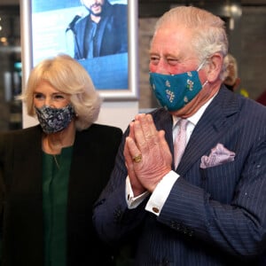 Le prince Charles, prince de Galles, et Camilla Parker Bowles, duchesse de Cornouailles, rencontrent Sadiq Khan (maire de Londres) lors d'une visite au Soho Theater à Londres.