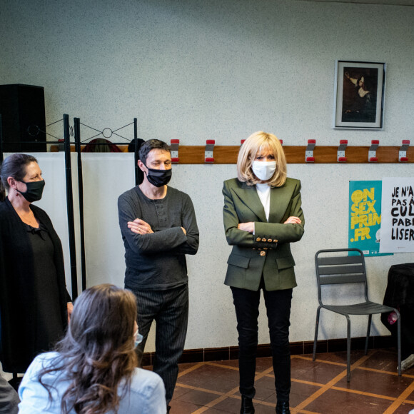 La Première Dame Brigitte Macron (présidente de la Fondation des hôpitaux de France) visite la maison des adolescents du Loir-et-Cher, située rue des écoles, à Blois, France, le 3 février 2021. La structure a bénéficié, lors de sa création, d'une aide financière de l'opération Pièces jaunes. © Cyril Moreau/Bestimage