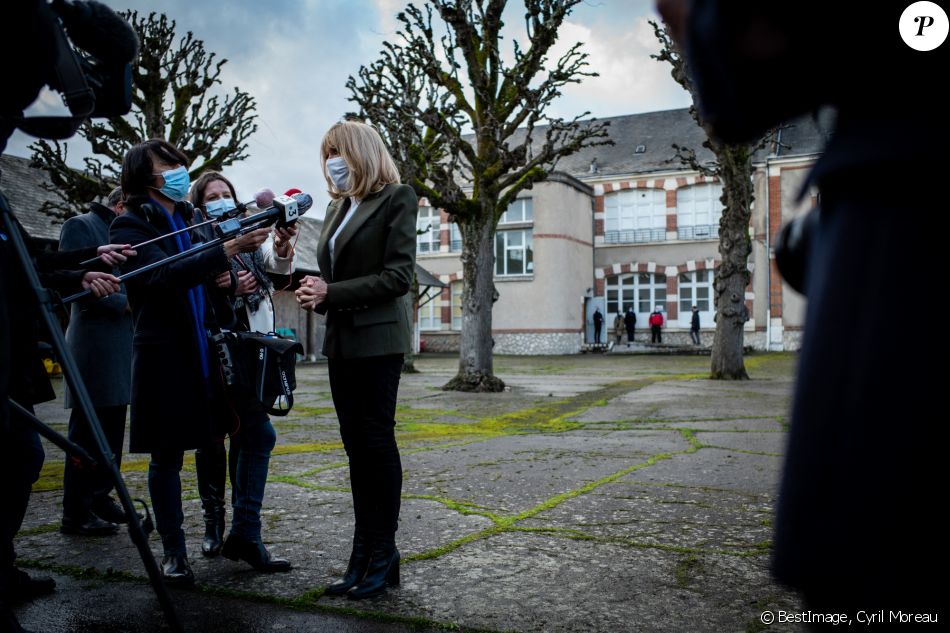 La Première Dame Brigitte Macron (présidente de la Fondation des hôpitaux de France) visite la maison des adolescents du Loir-et-Cher, située rue des écoles, à Blois, France, le 3 février 2021. La structure a bénéficié, lors de sa création, d'une aide financière de l'opération Pièces jaunes. © Cyril Moreau/Bestimage