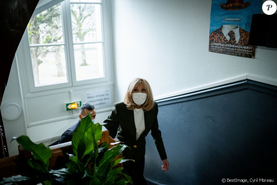 Brigitte Macron et Mustapha Magrouni, coordonnateur de la Maison - La Première Dame Brigitte Macron (présidente de la Fondation des hôpitaux de France) visite la maison des adolescents du Loir-et-Cher, située rue des écoles, à Blois, France, le 3 février 2021. La structure a bénéficié, lors de sa création, d'une aide financière de l'opération Pièces jaunes. © Cyril Moreau/Bestimage