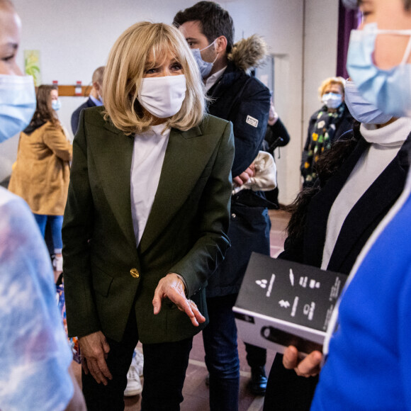 La Première Dame Brigitte Macron (présidente de la Fondation des hôpitaux de France) visite la maison des adolescents du Loir-et-Cher, située rue des écoles, à Blois, France, le 3 février 2021. La structure a bénéficié, lors de sa création, d'une aide financière de l'opération Pièces jaunes. © Cyril Moreau/Bestimage