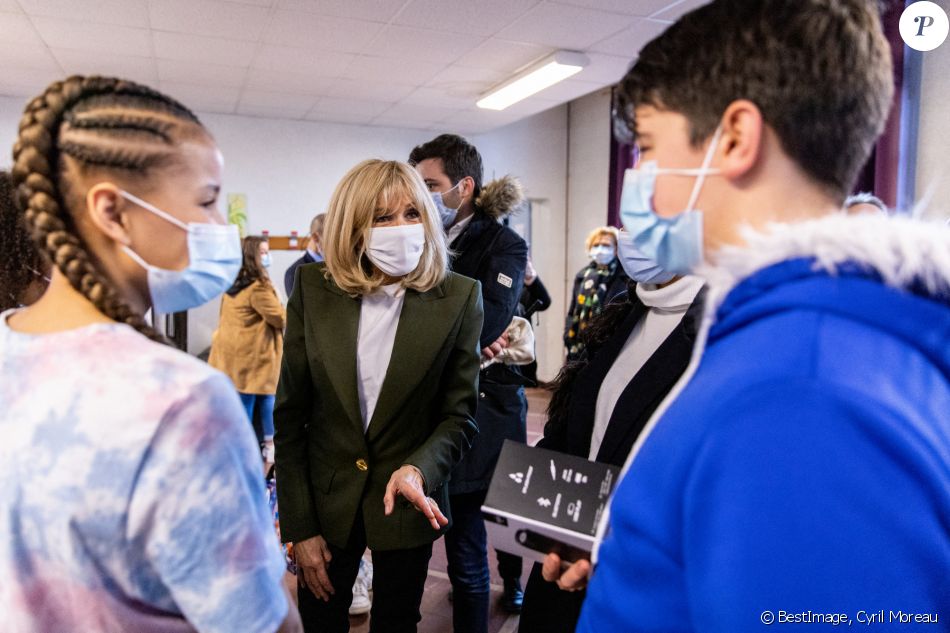 La Première Dame Brigitte Macron (présidente de la Fondation des hôpitaux de France) visite la maison des adolescents du Loir-et-Cher, située rue des écoles, à Blois, France, le 3 février 2021. La structure a bénéficié, lors de sa création, d'une aide financière de l'opération Pièces jaunes. © Cyril Moreau/Bestimage