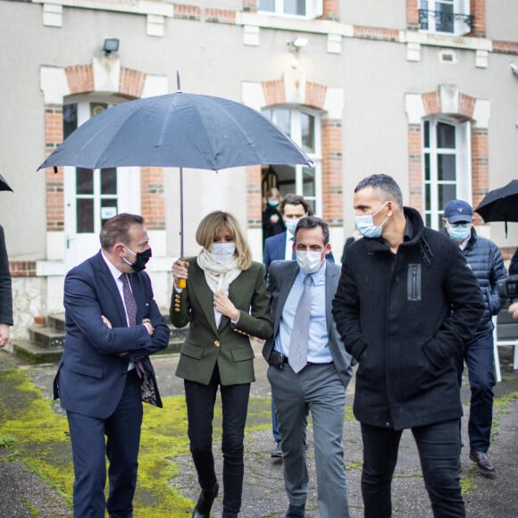 Marc Gricourt, maire de Blois, Brigitte Macron et Mustapha Magrouni, coordonnateur de la Maison - La Première Dame Brigitte Macron (présidente de la Fondation des hôpitaux de France) visite la maison des adolescents du Loir-et-Cher, située rue des écoles, à Blois, France, le 3 février 2021. La structure a bénéficié, lors de sa création, d'une aide financière de l'opération Pièces jaunes. © Cyril Moreau/Bestimage