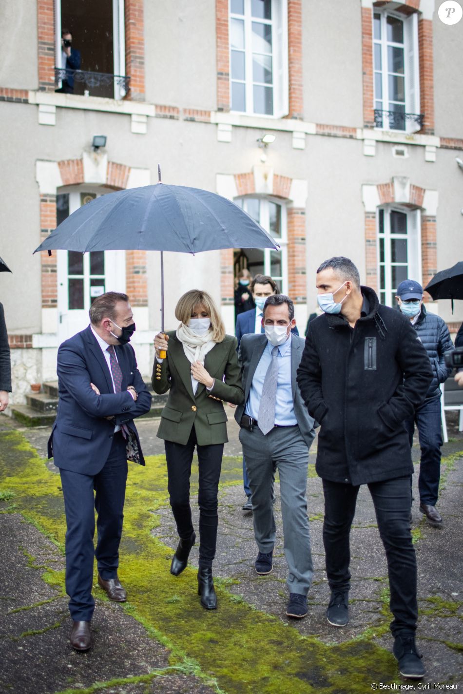 Marc Gricourt, maire de Blois, Brigitte Macron et Mustapha Magrouni, coordonnateur de la Maison - La Première Dame Brigitte Macron (présidente de la Fondation des hôpitaux de France) visite la maison des adolescents du Loir-et-Cher, située rue des écoles, à Blois, France, le 3 février 2021. La structure a bénéficié, lors de sa création, d'une aide financière de l'opération Pièces jaunes. © Cyril Moreau/Bestimage
