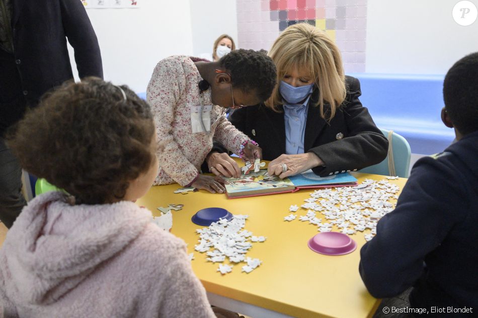La Première Dame Brigitte Macron avec l'entraîneur et parrain de cette édition Didier Deschamps lors d'une visite de l'hôpital pédiatrique de Bullion pour le lancement de la 32ème édition de l'opération de collecte de fonds "Pieces Jaunes" le 18 janvier 2021. © Eliot Blondet / Pool / Bestimage