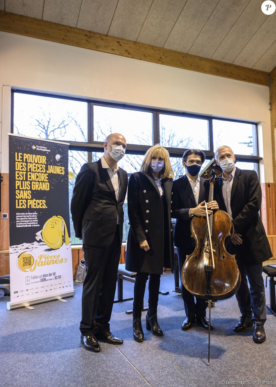 La Première Dame Brigitte Macron avec l'entraîneur et parrain de cette édition Didier Deschamps lors d'une visite de l'hôpital pédiatrique de Bullion pour le lancement de la 32ème édition de l'opération de collecte de fonds "Pieces Jaunes" le 18 janvier 2021. © Eliot Blondet / Pool / Bestimage