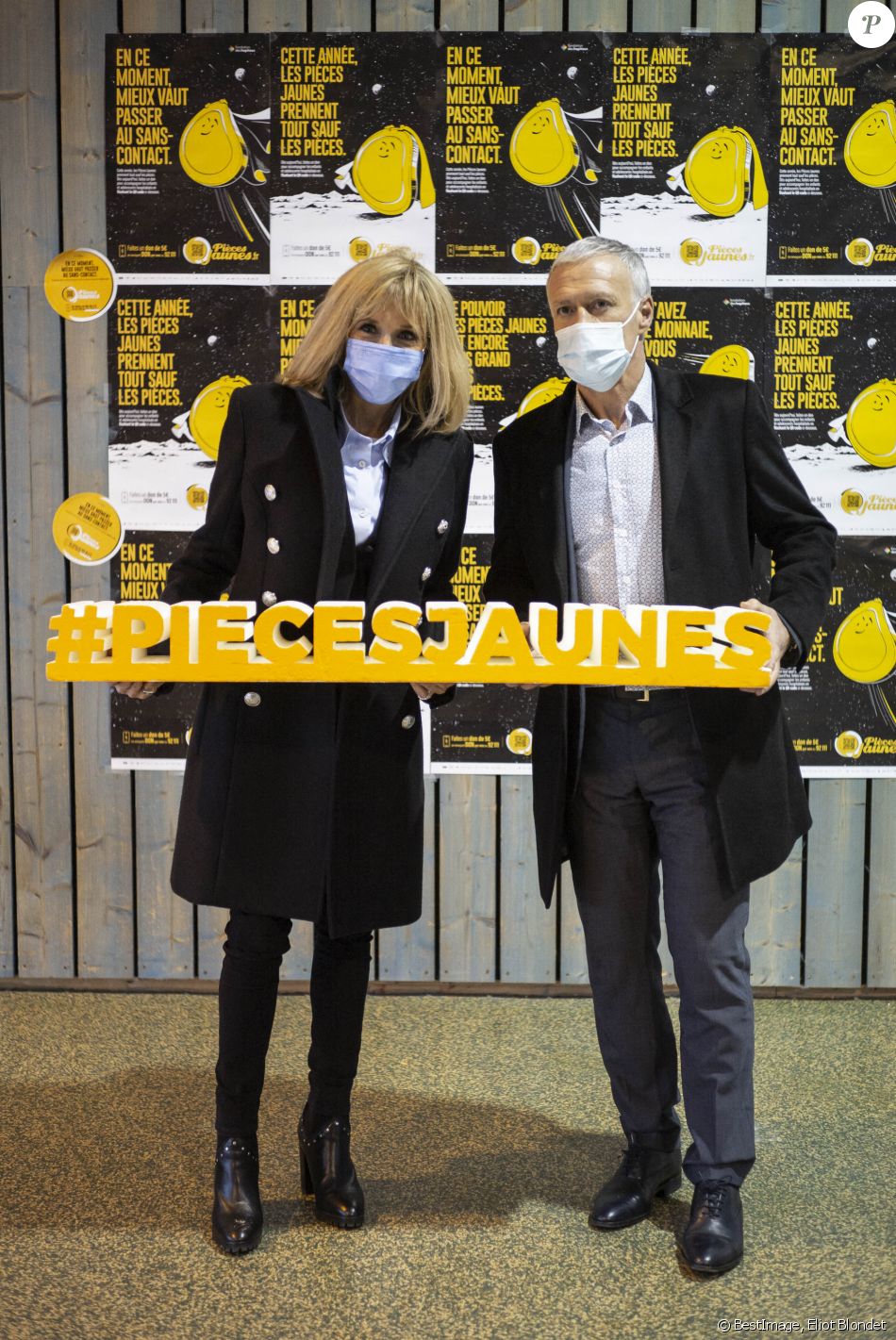 La Première Dame Brigitte Macron avec l'entraîneur et parrain de cette édition Didier Deschamps lors d'une visite de l'hôpital pédiatrique de Bullion pour le lancement de la 32ème édition de l'opération de collecte de fonds "Pieces Jaunes" le 18 janvier 2021. © Eliot Blondet / Pool / Bestimage
