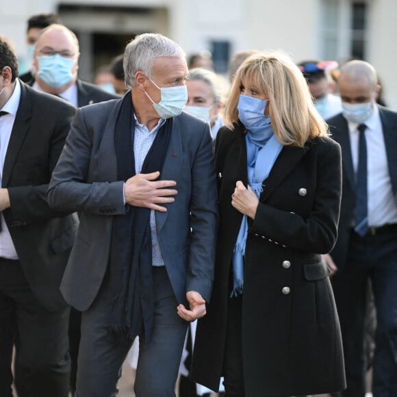 La Première Dame française Brigitte Macron avec l'entraîneur français Didier Deschamps - Visite de l'hôpital pédiatrique de Bullion lors du lancement de la 32ème édition de l'opération de collecte de fonds "Pieces Jaunes", visant à améliorer la vie des enfants hospitalisés à Bullion, France le 18 janvier , 2021. © Eliot Blondet / Pool / Bestimage