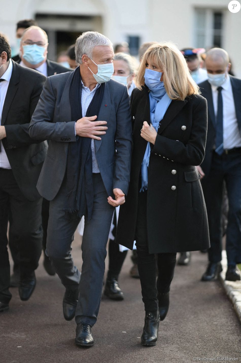 La Première Dame française Brigitte Macron avec l'entraîneur français Didier Deschamps - Visite de l'hôpital pédiatrique de Bullion lors du lancement de la 32ème édition de l'opération de collecte de fonds "Pieces Jaunes", visant à améliorer la vie des enfants hospitalisés à Bullion, France le 18 janvier , 2021. © Eliot Blondet / Pool / Bestimage