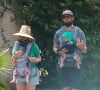 Exclusif - Jeunes parents, Kristen Wiig et son fiancé Avi Rothman se promènent avec leurs jumeaux à Los Angeles, le 25 juin 2020.