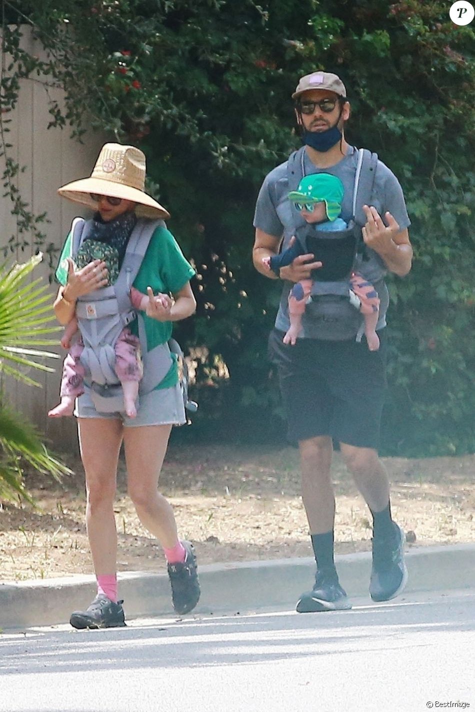 Exclusif - Jeunes parents, Kristen Wiig et son fiancé Avi Rothman se promènent avec leurs jumeaux à Los Angeles, le 25 juin 2020.