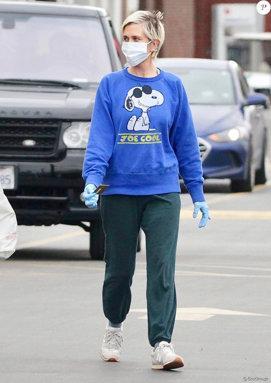 Exclusif - Kristen Wiig et son fiancé Avi Rothman vont faire des courses avec masque et gants de protection à Los Angeles pendant l'épidémie de Coronavirus Covid-19. Le 14 avril 2020.