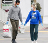 Exclusif - Kristen Wiig et son fiancé Avi Rothman vont faire des courses avec masque et gants de protection à Los Angeles pendant l'épidémie de Coronavirus Covid-19. Le 14 avril 2020.