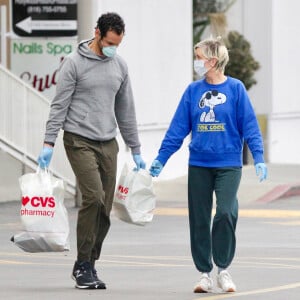 Exclusif - Kristen Wiig et son fiancé Avi Rothman vont faire des courses avec masque et gants de protection à Los Angeles pendant l'épidémie de Coronavirus Covid-19. Le 14 avril 2020.