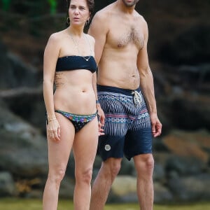 Kristen Wiig, embrasse et câline son compagnon Avi Rothman lors de leurs vacances à Kauai à Hawaii. Le 4 mai 2016.