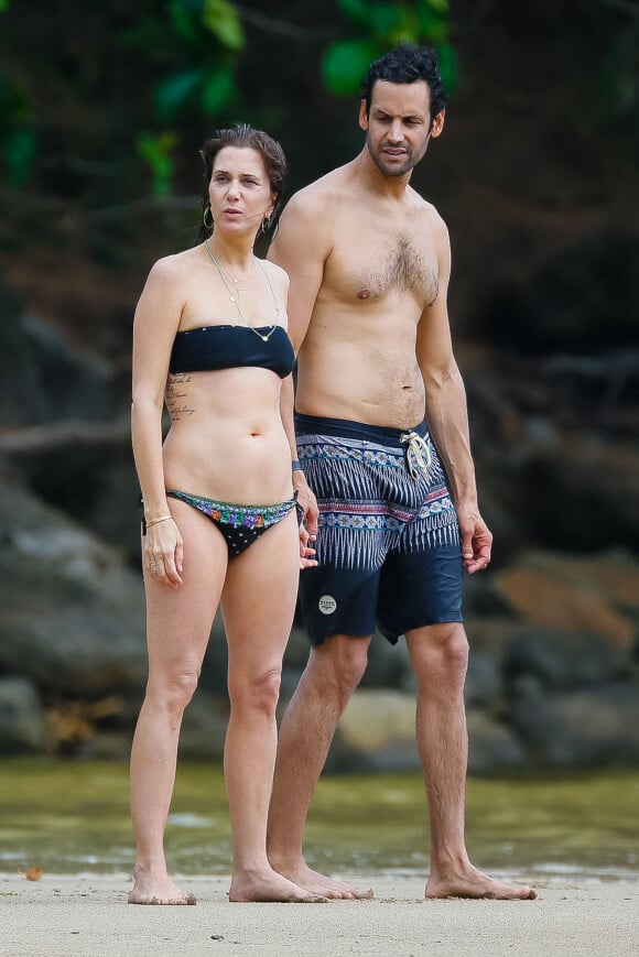 Kristen Wiig, embrasse et câline son compagnon Avi Rothman lors de leurs vacances à Kauai à Hawaii. Le 4 mai 2016.