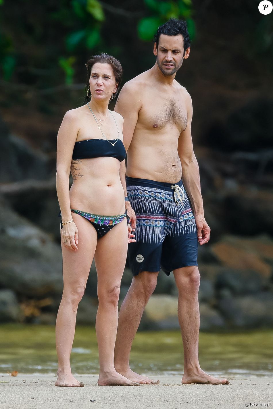 Kristen Wiig, embrasse et câline son compagnon Avi Rothman lors de leurs vacances à Kauai à Hawaii. Le 4 mai 2016.