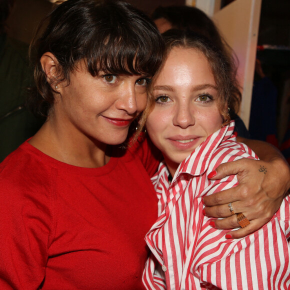 Emma de Caunes et sa fille Nina Blanc-Francard (fille de Sinclair) - Soirée "Tricolore Party" pour célébrer le 65ème anniversaire du Thermolactyl de Damart à la Maison Molière à Paris © Denis Guignebourg/Bestimage
