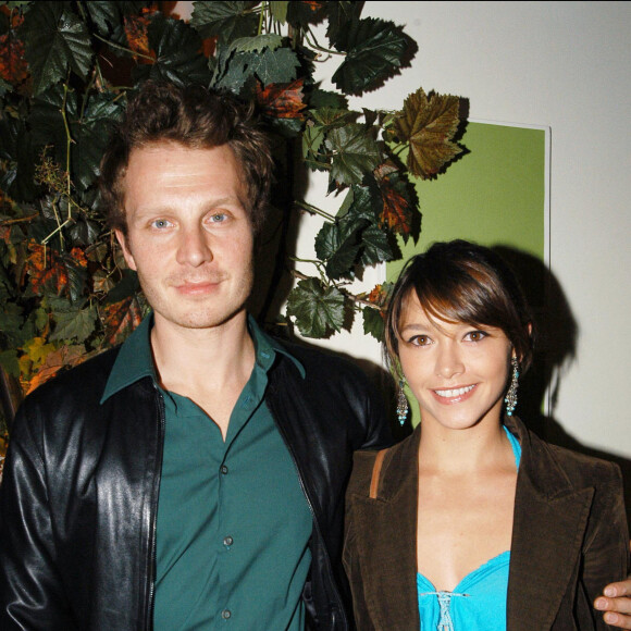 Emma de Caunes et Sinclair posent à l'Alcazar à Paris en 2003
