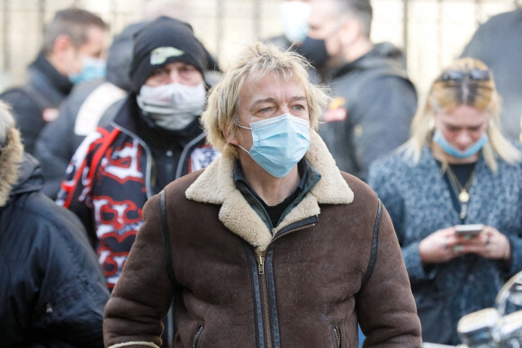 Le chanteur Cali - Sorties - Obsèques du photographe Richard Aujard en l'église Notre Dame de La Croix, place de Ménilmontant, à Paris le 12 février 2021.