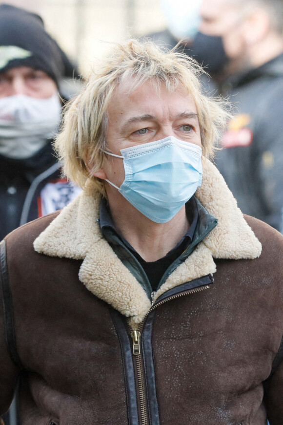 Le chanteur Cali - Sorties - Obsèques du photographe Richard Aujard en l'église Notre Dame de La Croix, place de Ménilmontant, à Paris le 12 février 2021.