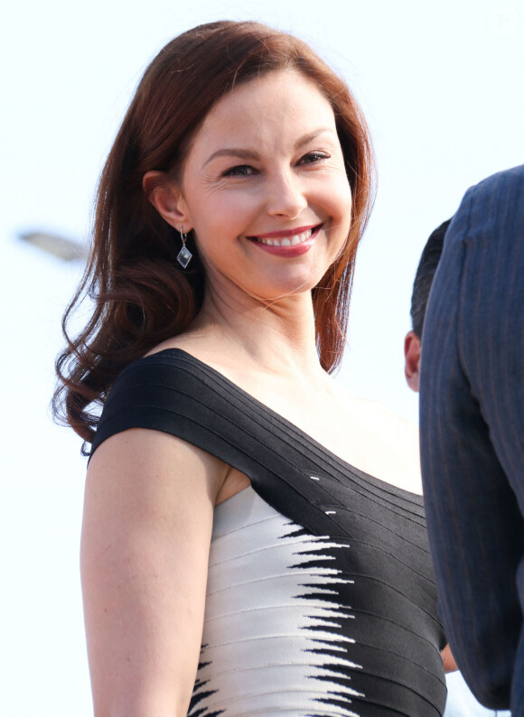 Info - Ashley Judd autorisée à poursuivre Harvey Weinstein pour harcèlement sexuel - Ashley Judd - People sur le plateau de l'émission "Extra!" à Universal City, le 7 avril 2014. 