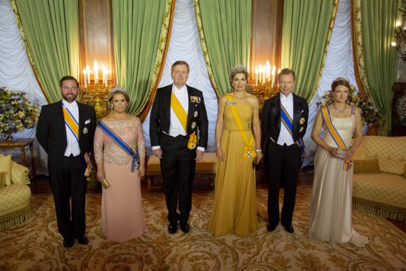 Le prince Guillaume, grand-duc héritier de Luxembourg, la Grande Duchesse Maria Teresa de Luxembourg, le roi Willem-Alexander des Pays-Bas et la reine Maxima des Pays-Bas, le Grand Duc Henri de Luxembourg, la comtesse Stéphanie de Lannoy, grande-duchesse héritière de Luxembourg - Dîner de gala offert par LL.AA.RR. le Grand-Duc et la Grande- Duchesse en l'honneur de LL.MM. le Roi et la Reine des Pays- Bas, en présence de LL.AA.RR. le Grand-Duc Héritier et la Grande-Duchesse Héritière à Luxembourg le 23 mai 2018.