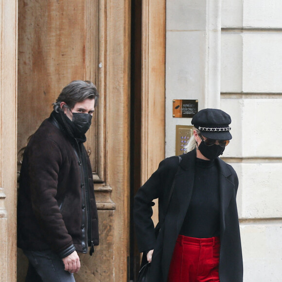 Exclusif - Laeticia Hallyday, son compagnon Jalil Lespert et les parents de Jalil sont venus à Paris pour aller chez dentiste, le 23 novembre 2020. Jalil et Laeticia sont ensuite allés faire des courses à la Grande Epicerie et sont remontés à Marnes-la-Coquette.