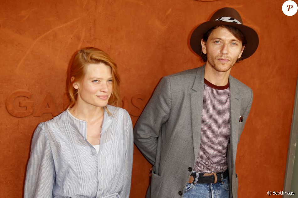 Le chanteur Raphaël et sa compagne Mélanie Thierry au village lors des internationaux de tennis de Roland Garros à Paris le 8 juin 2018. © Christophe Aubert via Bestimage