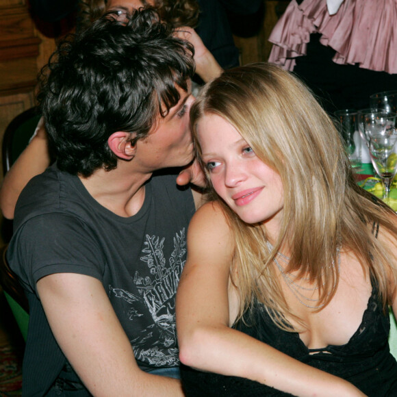 Raphaël et Mélanie Thierry à Paris en 2004.