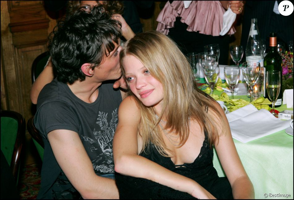Raphaël et Mélanie Thierry à Paris en 2004.