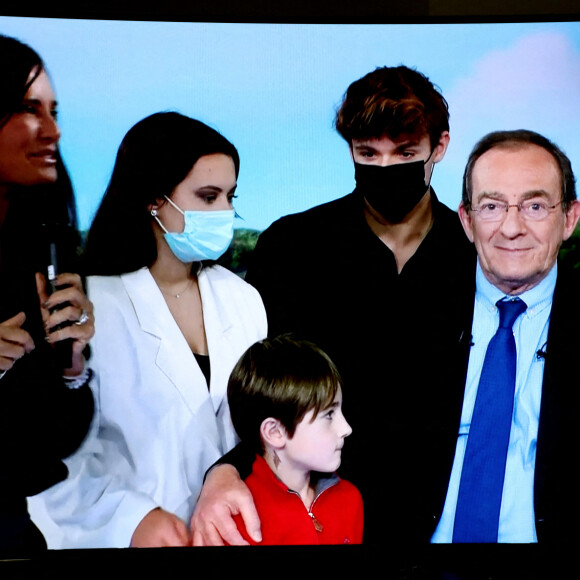 Sa famille, sa femme Nathalie Marquay, leur fils Tom Pernaut, Lou Pernaut et son petit Fils Léo - Dernier JT de Jean-Pierre Pernaut sur TF1 aprés 33 ans de présentation. Paris, le 18 Décembre 2020. © Dominique Jacovides / Bestimage