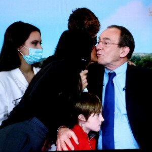 Sa famille, sa femme Nathalie Marquay, leur fils Tom Pernaut, Lou Pernaut et son petit Fils Léo - Dernier JT de Jean-Pierre Pernaut sur TF1 aprés 33 ans de présentation. Paris, le 18 Décembre 2020. © Dominique Jacovides / Bestimage