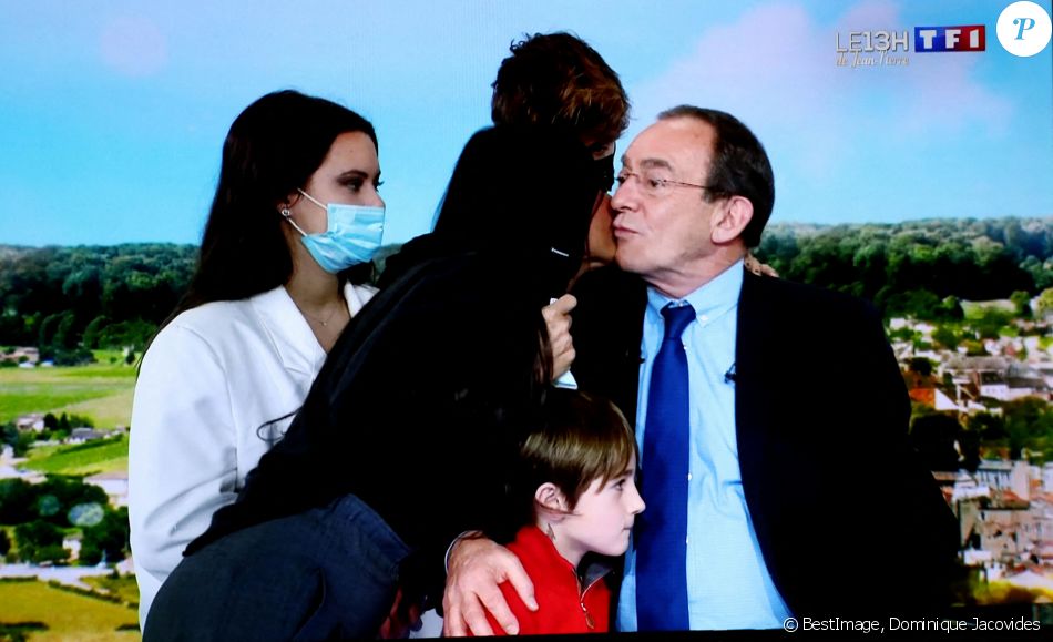 Sa famille, sa femme Nathalie Marquay, leur fils Tom Pernaut, Lou Pernaut et son petit Fils Léo - Dernier JT de Jean-Pierre Pernaut sur TF1 aprés 33 ans de présentation. Paris, le 18 Décembre 2020. © Dominique Jacovides / Bestimage
