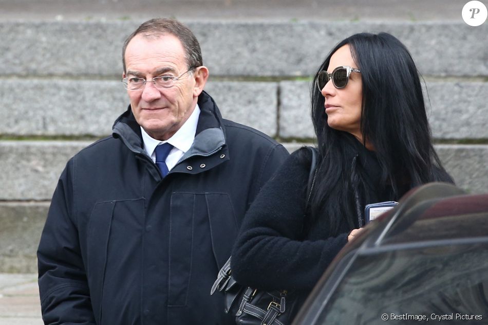 Jean-Pierre Pernaut et sa femme Nathalie Marquay-Pernaut - Sortie de la cérémonie religieuse des obsèques de Françoise Pernaut (Pillot) en la cathédrale Notre-Dame d'Amiens, France, le 19 octobre 2016, pour l'inhumation au cimetière de Bouvaincourt-sur-Bresle. © Crystal Pictures/Bestimage