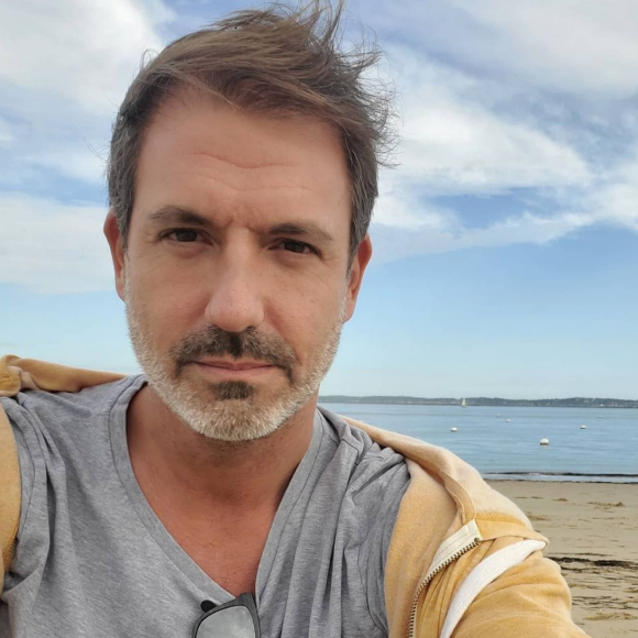 Gregory Ascher remplace Estelle Denis, cas contact, à la présentation de "L'Équipe d'Estelle" sur la chaîne L'Équipe - Instagram