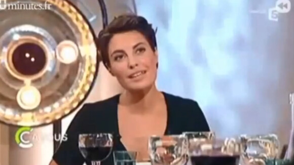 En 2009, Alessandra Sublet reçoit François Hollande dans l'émission C à vous et fait une bourde en évoquant sa mère, récemment décédée - France 5