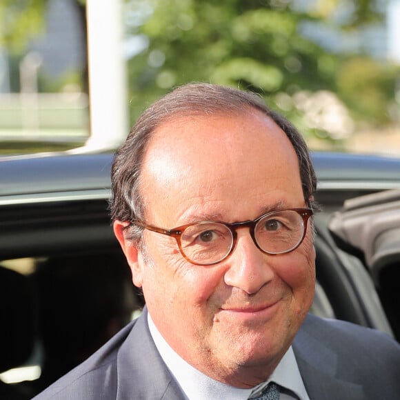 François Hollande arrive dans les locaux de la radio France Inter à Paris le 25 mai 2020.