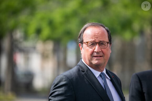 François Hollande, lors de la commémoration du 75ème anniversaire de la victoire du 8 mai 1945 devant la tombe su soldat inconnu aux pieds de l'Arc de Triomphe à Paris, le 8 mai 2020. © Romain Gaillard/Pool/Bestimage