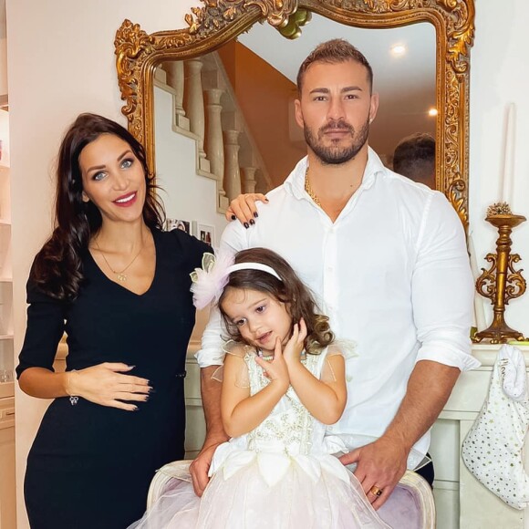 Julia Paredes est mariée à Maxime Parisi. Ensemble, le couple a une petite fille, Luna, et attend un deuxième enfant, un petit garçon.