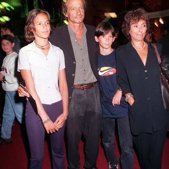 Patrick Chesnais, sa femme Josiane, sa fille Emilie et son fils Ferdinant - Avant-première du film "Godzilla" au Grand Rex.