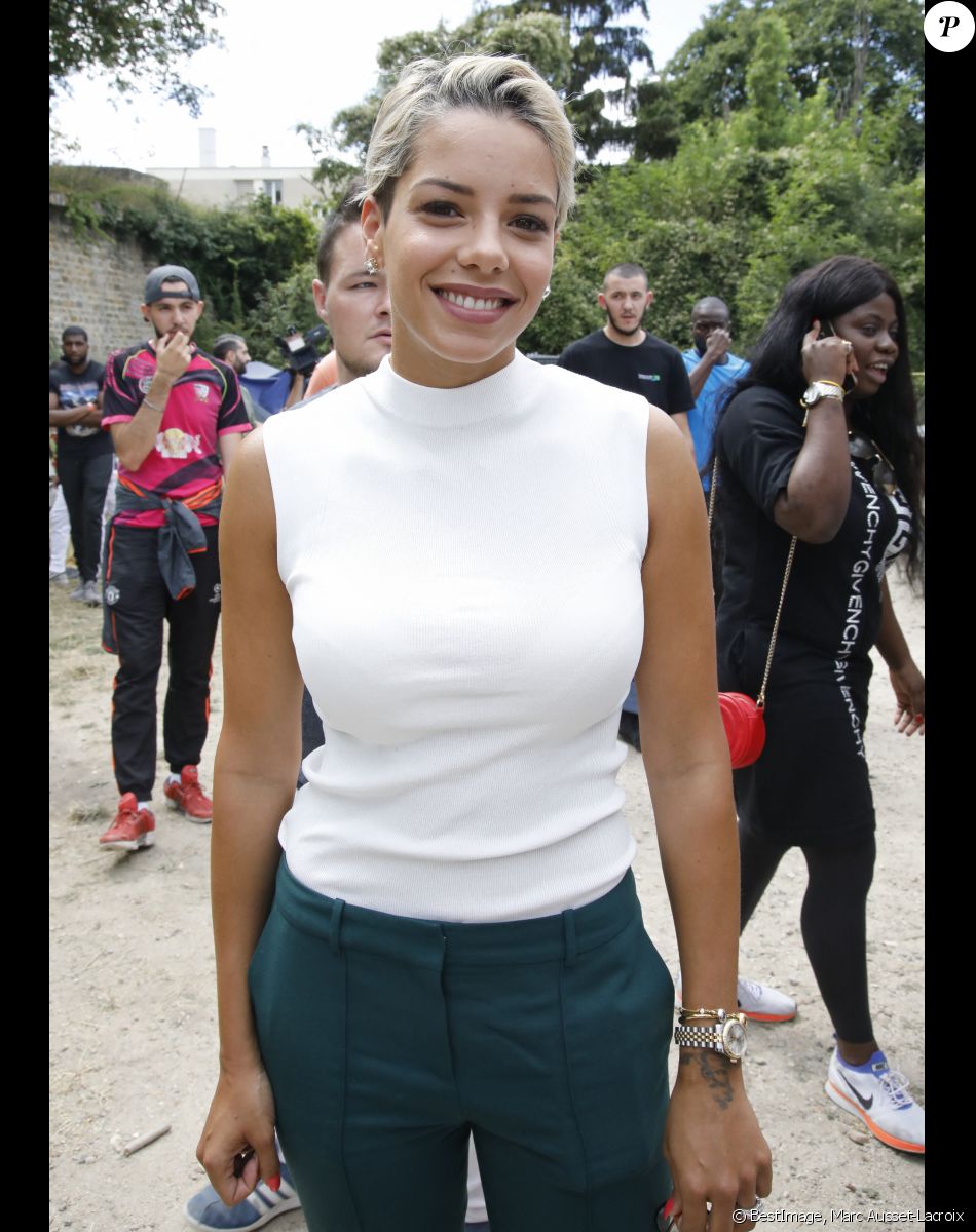 Isabelle, la femme de Blaise Matuidi - Blaise Matuidi revient avec la coupe du monde en héros à Fontenay sous Bois où il a grandi et commencé le football le 8 août 2018. Il a posé avec ses fans, signé des autographes et même reçu la médaille de la ville des mains du maire. © Marc Ausset-Lacroix / Bestimage