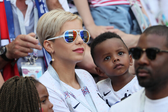 Isabelle Matuidi (femme de Blaise Matuidi) et son fils Eden - Célébrités dans les tribunes opposant la France à l'Argentine lors des 8ème de finale de la Coupe du monde à Kazan en Russie, le 30 juin 2018. © Cyril Moreau/Bestimage 