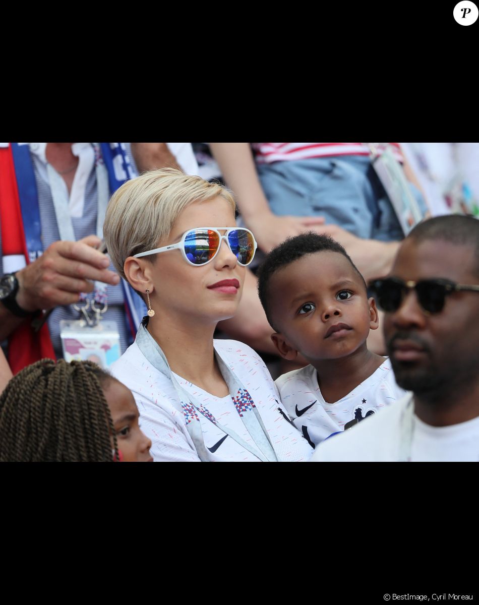 Isabelle Matuidi (femme de Blaise Matuidi) et son fils Eden - Célébrités dans les tribunes opposant la France à l'Argentine lors des 8ème de finale de la Coupe du monde à Kazan en Russie, le 30 juin 2018. © Cyril Moreau/Bestimage